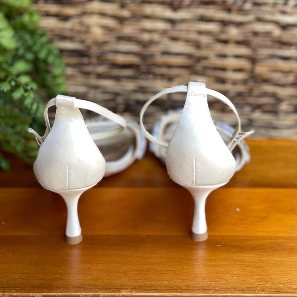 Badgley Mischka white satin embellished heels size 8 - Picture 9 of 9